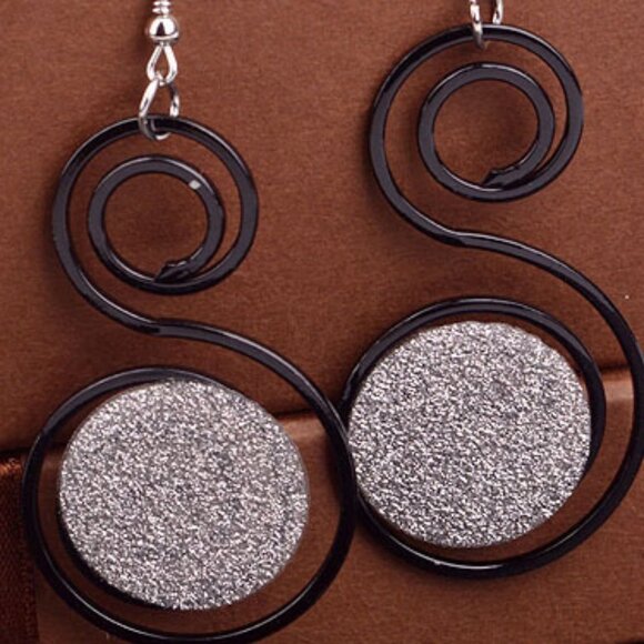 Fashion Statement Frosted Geometric Earrings - Picture 1 of 2
